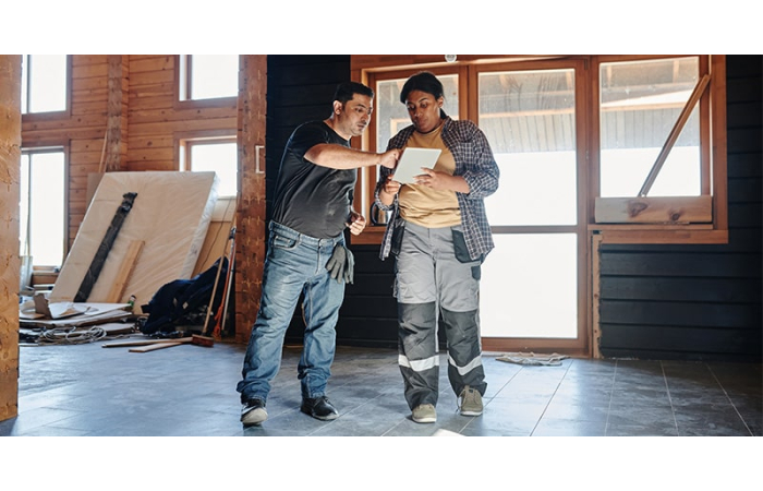 builder talking to customer about a project