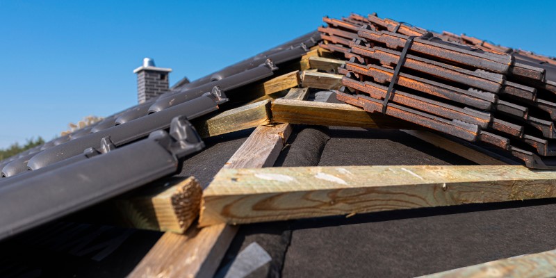 top corner of tiled roof with exposed battens